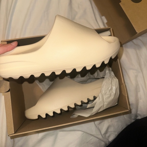 YEEZY SLIDES - Picture 2 of 3